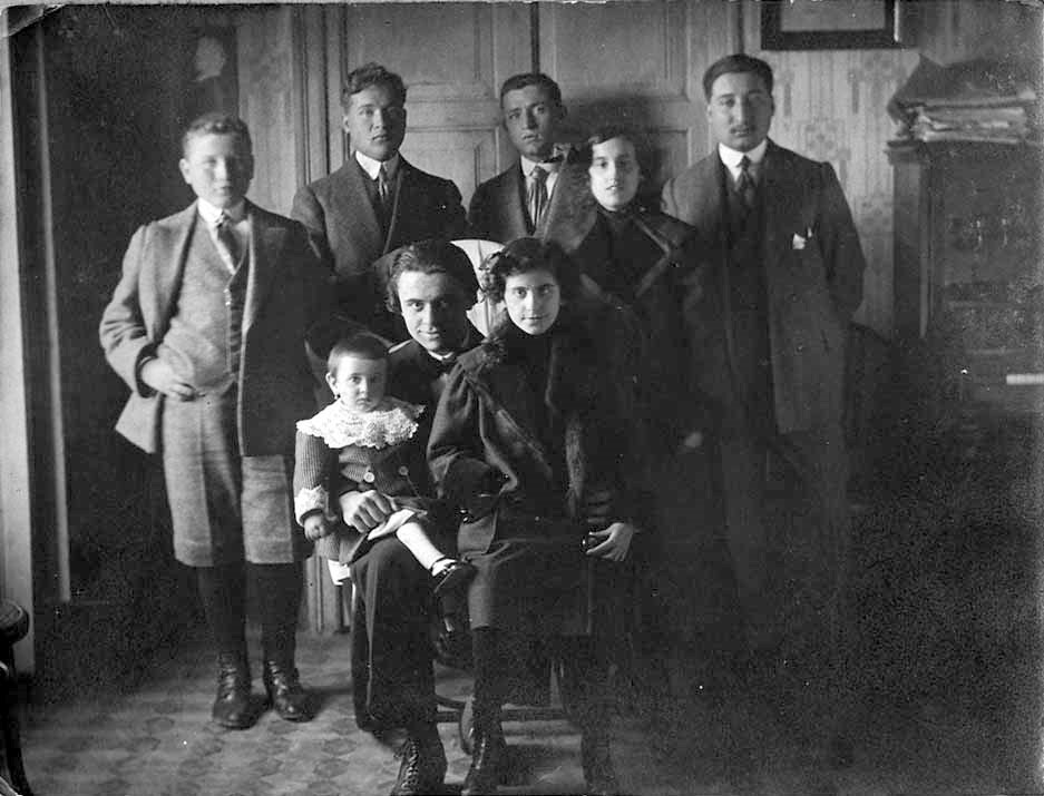 José Iturbi rodeado de sus alumnos y alumnas de las clases de piano, antes de la partida hacia Paris. (09/02/1911). En ella se encuentran las hermanas Enriqueta y Matilde Ponce Villagrasa, hijas del autor de la fotografía D. Juan Ponce Parres. (Fondo documental de Juan Ponce Parres.)