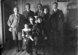 José Iturbi envoltat dels seus alumnes i alumnes de les classes de piano, abans de la partida cap a Paris. (09/02/1911). En ella es troben les germanes Enriqueta i Matilde Ponce Villagrasa, filles de l'autor de la fotografia D. Juan Ponce Parres. (Fons documental de Juan Ponce Parres.)