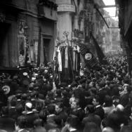 AUTOR DESCONOCIDO. Procesión cívica de la Senyera en los años 1930 en la calle de la Sangre. 1930. ES.462508.ADPV/Colección Corbín, imagen nº 10188