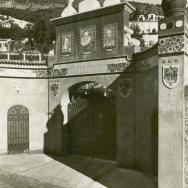 STUDIO G.RUGGERI. Mentón (Francia). Puerta principal de Fontana Rosa en Mentón, casa que habitó Blasco Ibáñez hasta su muerte. 1933. ES.462508.ADPV/Fondo Fotográfico, nº 08860