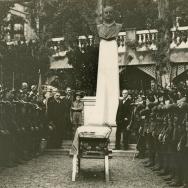 AUTOR DESCONOCIDO. El 34 batallón de cazadores alpinos rinde honores al féretro de Blasco Ibáñez, situado ante el busto del mismo, en los jardines de Fontana Rosa. 1933. ES.462508.ADPV/Fondo Fotográfico, nº 08862