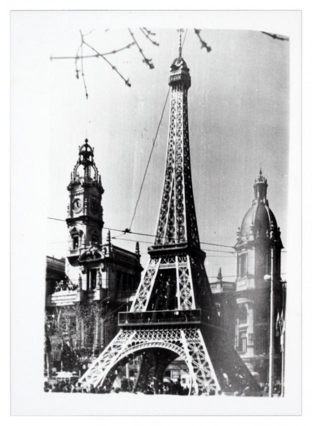 Falla de la plaza del Ayuntamiento con motivo central de la Torre Eiffel ,1966. 1985. ES.462508.ADPV/Colección Corbín, imagen nº 10287