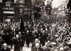 Perspectiva de la calle Zaragoza desde la Puerta de los Hierros de la Catedral, con la procesión cívica que portando la Real Señera se dirige hacia el templo catedralicio. 1930. ES.462508.ADPV/Colección Corbín, imagen nº 10209