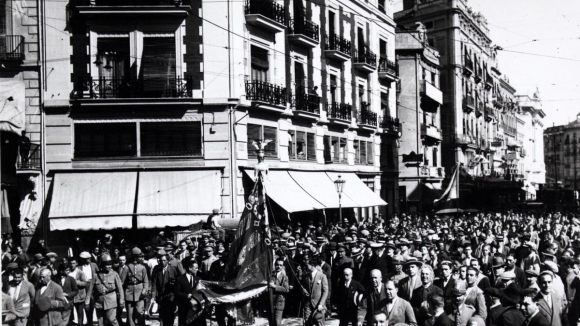Processó cívica amb l'Senyera 9 d'octubre 1934, carrer de les Barques.ES.462508.ADPV / Col·lecció Corbín, imatge nº 10139