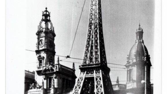 Falla de la plaza del Ayuntamiento con motivo central de la Torre Eiffel ,1966. 1985. ES.462508.ADPV/Colección Corbín, imagen nº 10287