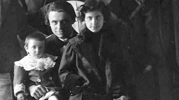 José Iturbi rodeado de sus alumnos y alumnas de las clases de piano, antes de la partida hacia Paris. (09/02/1911). En ella se encuentran las hermanas Enriqueta y Matilde Ponce Villagrasa, hijas del autor de la fotografía D. Juan Ponce Parres. (Fondo documental de Juan Ponce Parres.)
