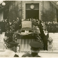 AUTOR DESCONOCIDO. Túmulo y féretro de Blasco Ibáñez en la escalinata del Ayuntamiento de Mentón. Dan guardia de honor marinos españoles y franceses. 1933. ES.462508.ADPV/Fondo Fotográfico, nº 08865 