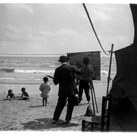 AUTOR DESCONOCIDO. Joaquín Sorolla Bastida pintando en la playa de Valencia. Valencia. 1916. ES.462508.ADPV/Colección Cháfer, imagen nº 02277
