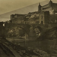 AUTOR DESCONOCIDO. Vista general del puente de Alcántara y el Alcázar de Toledo. 1916. ES.462508.ADPV/Colección Cháfer, imagen nº 02437