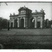 AUTOR DESCONOCIDO. Vista general de la Puerta de Alcalá de Madrid. Madrid. 1916. ES.462508.ADPV/Colección Cháfer, imagen nº 02482