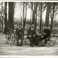 AUTOR DESCONOCIDO. Retrato de grupo en un parque. s.l. 1916. ES.462508.ADPV/Colección Cháfer, imagen nº 02504