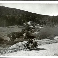 AUTOR DESCONOCIDO. Retrato de grupo en un sidecar. s.l. 1916. ES.462508.ADPV/Colección Cháfer, imagen nº 02536