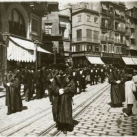 AUTOR DESCONOCIDO. Desfile en la calle de la Paz. Valencia. 1900. ES.462508.ADPV/Colección Gamón, imagen nº 06850