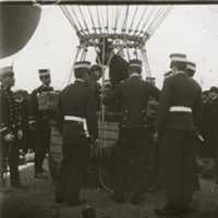 AUTOR DESCONOCIDO. El rey Alfonso XIII y la infanta Isabel en una exhibición de globos aerostáticos durante su visita a Valencia en 1909 con motivo de la Exposición Regional. 1909. ES.462508.ADPV/Colección Gamón, imagen nº 06854