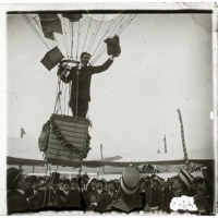 AUTOR DESCONOCIDO. El rey Alfonso XIII y la infanta Isabel en una exhibición de globos aerostáticos durante su visita a Valencia en 1909 con motivo de la Exposición Regional. Valencia. 1909. ES.462508.ADPV/Colección Gamón, imagen nº 06855