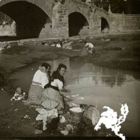 AUTOR DESCONOCIDO. Grupo de mujeres lavando en el puente del Real de Valencia. Valencia. 1909. ES.462508.ADPV/Colección Gamón, imagen nº 06864