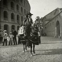 AUTOR DESCONOCIDO.Tercer premio de la cabalgata de grupas de la feria de julio junto a la plaza de toros de Valencia.-1900.- Diapositiva sobre vidrio.- Imagen nº 06919