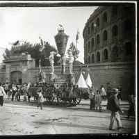 AUTOR DESCONOCIDO. Carroza de la cabalgata de la feria de julio junto a la plaza de toros. Valencia. 1900. ES.462508.ADPV/Colección Gamón, imagen nº 06956
