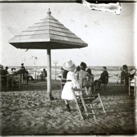 AUTOR DESCONOCIDO. Grupo de personas en una playa. Valencia. 1900. ES.462508.ADPV/Colección Gamón, imagen nº 07108