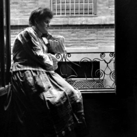 JUAN PONCE PARRÉS. Enriqueta Villagrasa Villanueva apoyada en la ventana. 1900. ES.462508.APDV/Colección Santiago Ponce, imagen nº 05504