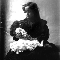 JUAN PONCE PARRÉS. Matilde Ponce Villagrasa con una muñeca. s.l. 1910. ES.462508.ADPV/Colección Santiago Ponce, imagen nº 05527