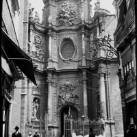 CARLOS SARTHOU CARRERES. Fachada barroca de la catedral de Valencia, desde la desaparecida calle de Zaragoza.Valencia. 1928.  ES.462508.ADPV/Colección Sarthou, imagen nº 00054
