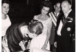 La Duquesa de Alba firmando en el libro de honor de la Diputación de Valencia ante la mirada de Antonio Rueda Sánchez-Malo (Gobernador Civil de Valencia), Elisa Bau (mujer del Presidente de la Diputación) y el Capitán General