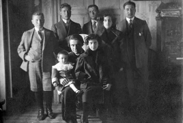 José Iturbi rodeado de sus alumnos y alumnas de las clases de piano, antes de la partida hacia Paris. (09/02/1911). En ella se encuentran las hermanas Enriqueta y Matilde Ponce Villagrasa, hijas del autor de la fotografía D. Juan Ponce Parres. (Fondo documental de Juan Ponce Parres.)